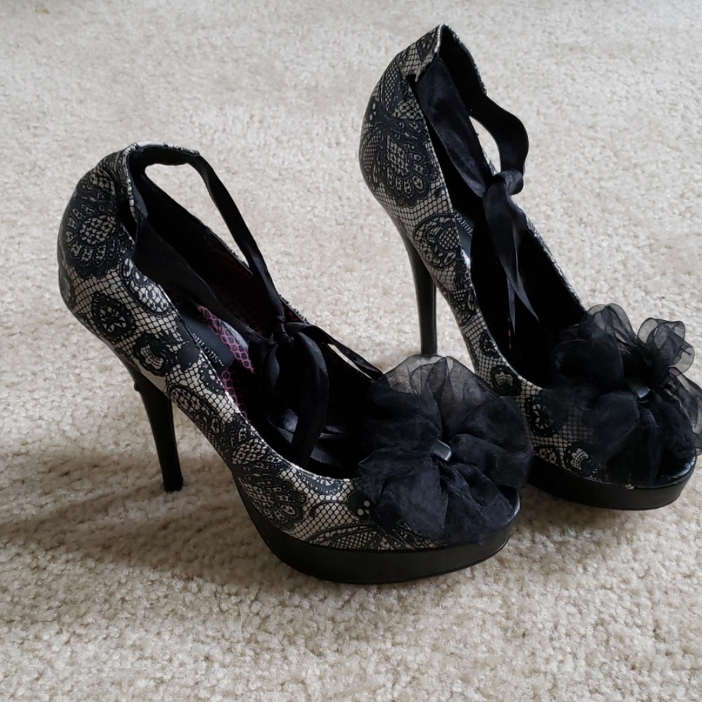 Lace up pumps